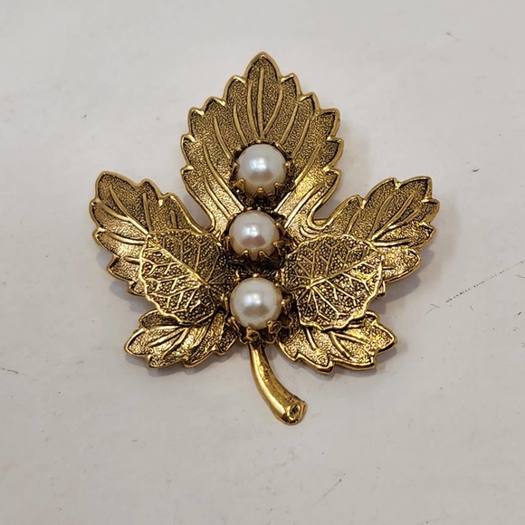 Maple Leaf Faux Pearl Gold Tone Brooch Pendant Textured Vintage Jewelry Autumn - Picture 1 of 4